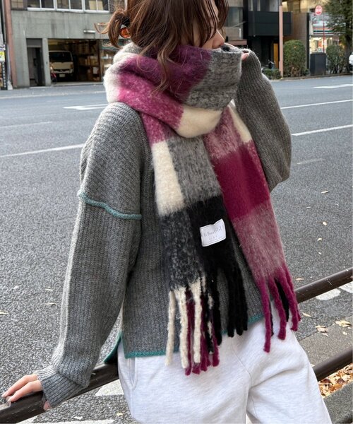 LBC（エルビーシー）の「バルキーフリンジマフラー（マフラー・レディース・グレー/グリーン系/ピンク系/オレンジ系/オフホワイト/サックスブルー・FREE）」の5枚目の写真