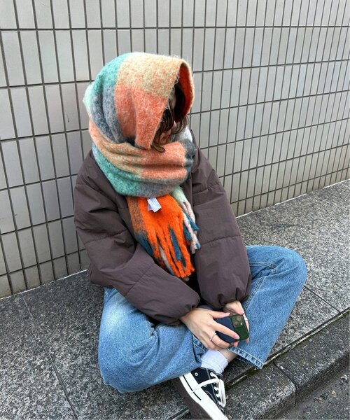 LBC（エルビーシー）の「バルキーフリンジマフラー（マフラー・レディース・グレー/グリーン系/ピンク系/オレンジ系/オフホワイト/サックスブルー・FREE）」の15枚目の写真