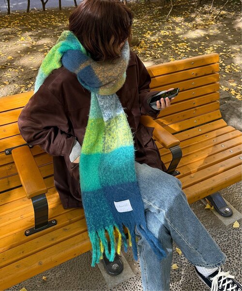 LBC（エルビーシー）の「バルキーフリンジマフラー（マフラー・レディース・グレー/グリーン系/ピンク系/オレンジ系/オフホワイト/サックスブルー・FREE）」の19枚目の写真