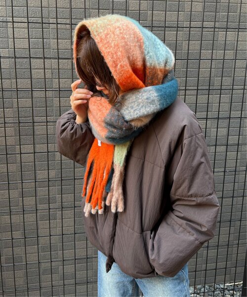 LBC（エルビーシー）の「バルキーフリンジマフラー（マフラー・レディース・グレー/グリーン系/ピンク系/オレンジ系/オフホワイト/サックスブルー・FREE）」の6枚目の写真