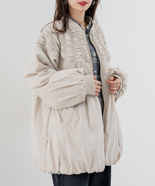 refinedworks（リファインドワークス）の「【refinedworks】シャーリング デザインが新鮮見えする 中綿 アウター！（その他アウター・レディース・グレイッシュベージュ/カーキ/ブラック・FREE）」の3枚目の写真