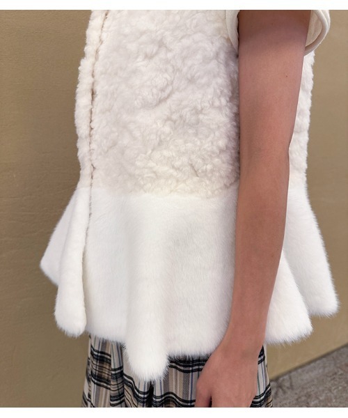 FELLINI（フェリーニ）の「【Fellini/フェリーニ】ペプラムファーベスト（ベスト・レディース・オフホワイト/ブラウン・FREE）」の6枚目の写真