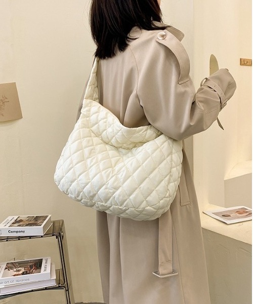 BACKYARD FAMILY(バックヤードファミリー)の「キルティング ショルダーバッグ 大容量 軽量 ysba5736(ショルダーバッグ・レディース・ブルー/ローズ/オフホワイト/ライトブラウン/ブラック/ピンク/ダークブラウン/イエロー/グリーン・FREE)」の22枚目の写真