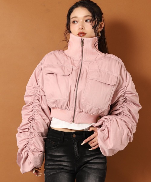 ANAP(アナップ)の「シャーリング スリーブ ショート ブルゾン(ブルゾン・レディース・ピンク/カーキ/ブラック・F)」の3枚目の写真