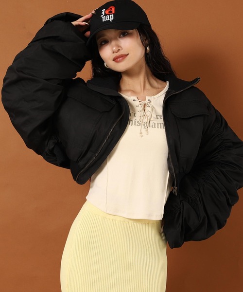 ANAP(アナップ)の「シャーリング スリーブ ショート ブルゾン(ブルゾン・レディース・ピンク/カーキ/ブラック・F)」の2枚目の写真