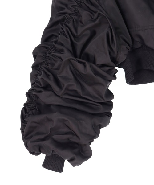 ANAP(アナップ)の「シャーリング スリーブ ショート ブルゾン(ブルゾン・レディース・ピンク/カーキ/ブラック・F)」の5枚目の写真