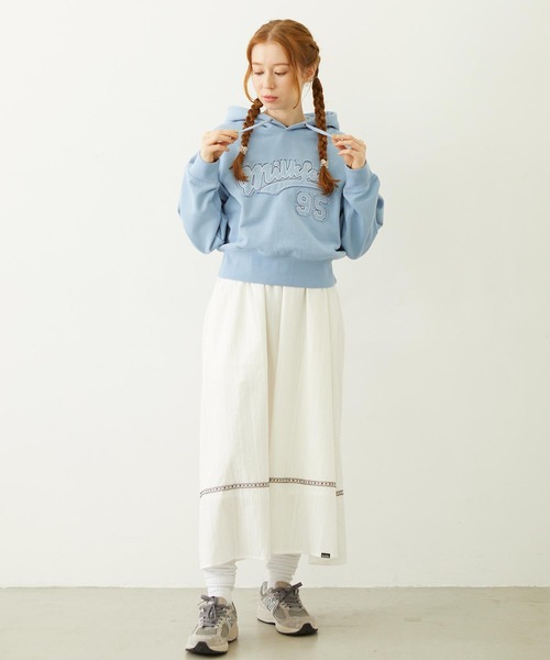 MILKFED.(ミルクフェド)の「TYROLEAN TAPE CAMI DRESS(ワンピース・レディース・オフホワイト/ライトブルー/ブラック・ONE SIZE)」の15枚目の写真