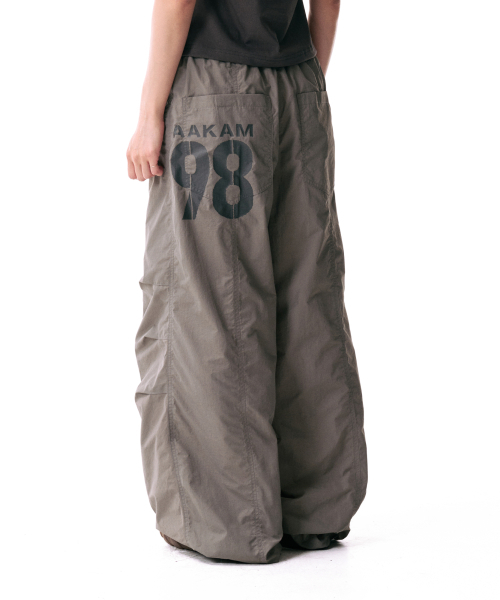 AAKAM(アーカム)の「98 Printed Knee Pin-tuck Nylon Pants (Khaki)(その他パンツ・レディース・その他・1/2)」の1枚目の写真