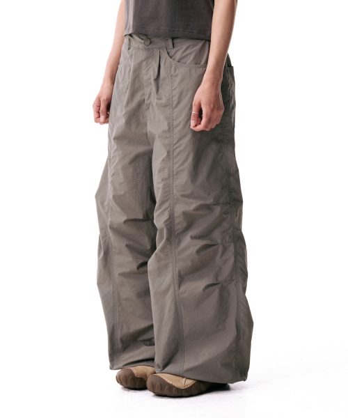 AAKAM(アーカム)の「98 Printed Knee Pin-tuck Nylon Pants (Khaki)(その他パンツ・レディース・その他・1/2)」の2枚目の写真