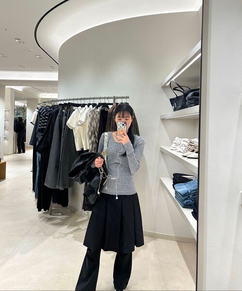 FLAREUP(フレアアップ)の「Pleats Midi Skirt (FL-243_Black)(スカート・レディース・ブラック・1/2)」の4枚目の写真