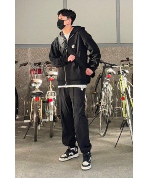 GRAVER（グレーバー）の「[UNISEX]フラワードット刺繍フード集業_ブラック（パーカー・レディース・ブラック・MEDIUM/LARGE）」の2枚目の写真