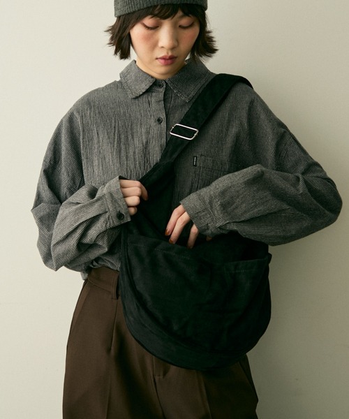 full/fill.(フルフィル)の「faux suede round shoulder bag / フェイクスウェードラウンドショルダーバッグ(ショルダーバッグ・レディース・ブラック/ダークブラウン・FREE)」の1枚目の写真