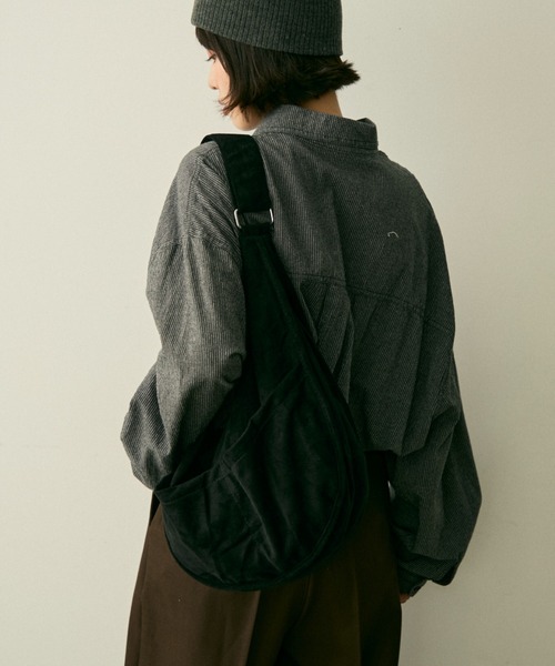 full/fill.(フルフィル)の「faux suede round shoulder bag / フェイクスウェードラウンドショルダーバッグ(ショルダーバッグ・レディース・ブラック/ダークブラウン・FREE)」の7枚目の写真