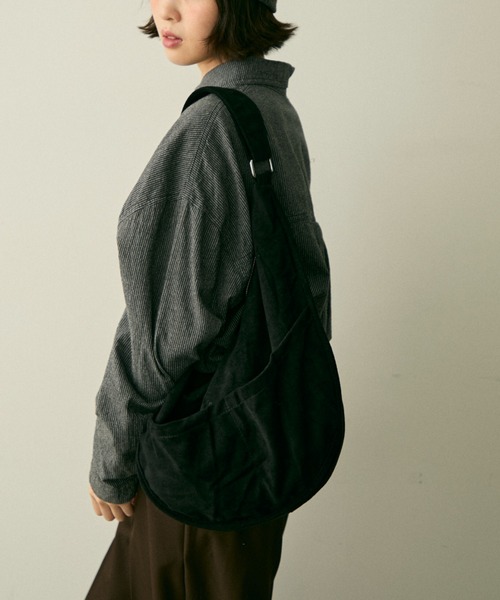 full/fill.(フルフィル)の「faux suede round shoulder bag / フェイクスウェードラウンドショルダーバッグ(ショルダーバッグ・レディース・ブラック/ダークブラウン・FREE)」の9枚目の写真