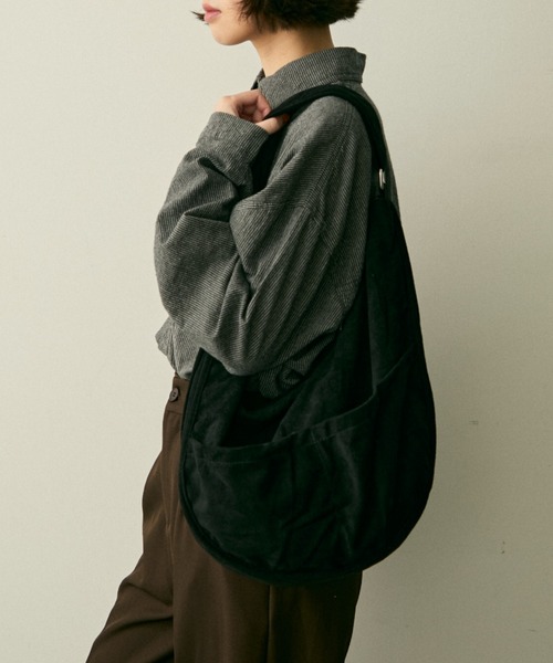 full/fill.(フルフィル)の「faux suede round shoulder bag / フェイクスウェードラウンドショルダーバッグ(ショルダーバッグ・レディース・ブラック/ダークブラウン・FREE)」の8枚目の写真