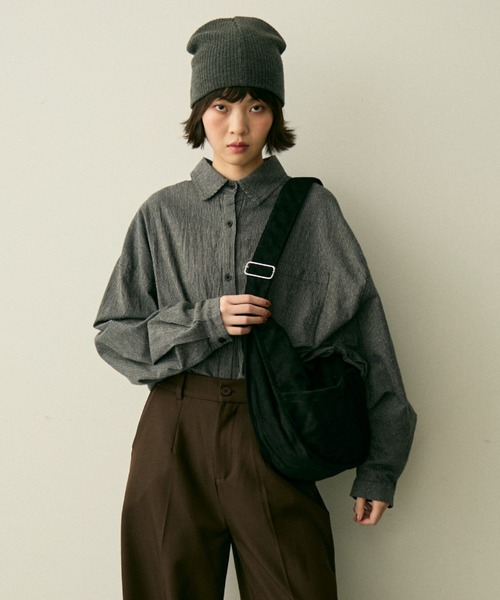 full/fill.(フルフィル)の「faux suede round shoulder bag / フェイクスウェードラウンドショルダーバッグ(ショルダーバッグ・レディース・ブラック/ダークブラウン・FREE)」の4枚目の写真