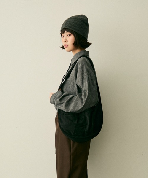 full/fill.(フルフィル)の「faux suede round shoulder bag / フェイクスウェードラウンドショルダーバッグ(ショルダーバッグ・レディース・ブラック/ダークブラウン・FREE)」の5枚目の写真