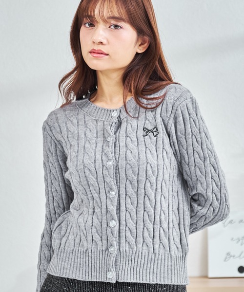MISCH MASCH（ミッシュマッシュ）の「ZOZO限定 リボンポイントケーブルカーディガン（カーディガン/ボレロ・レディース・グレー/ホワイト・ﾌﾘ-）」の3枚目の写真