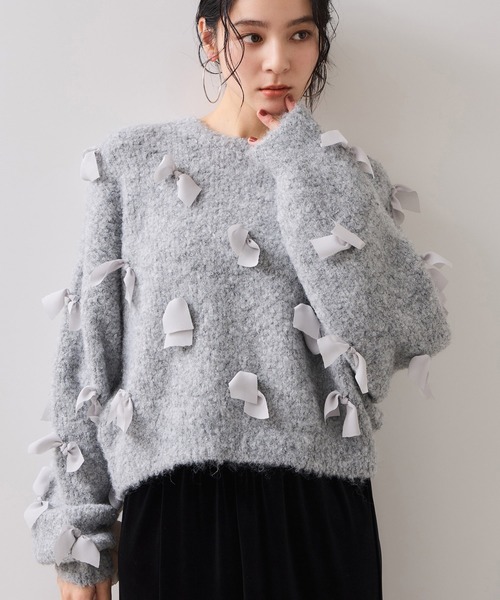 VIS(ビス)の「【WEB限定】ゆるっとボリュームリボンモチーフニット(ニット/セーター・レディース・チャコールグレー/キナリ・FREE)」の1枚目の写真