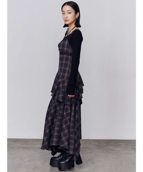 EMODA(エモダ)の「アシンメトリーフリルマキシワンピース(ワンピース・レディース・ブラック/ネイビー/ベージュ・FREE)」の5枚目の写真