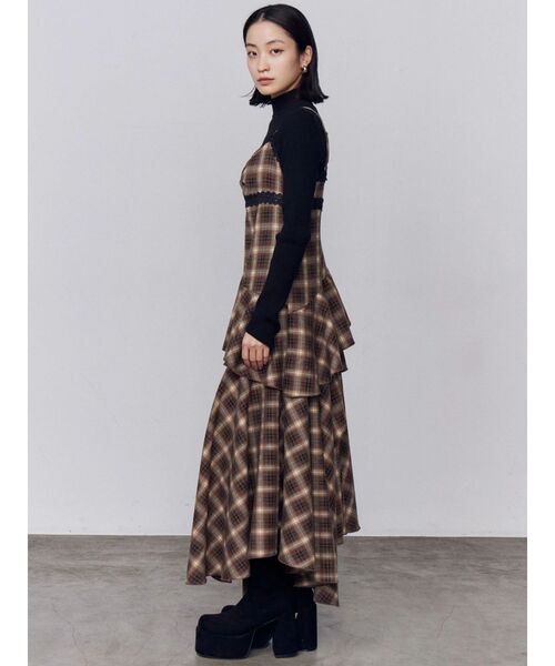 EMODA(エモダ)の「アシンメトリーフリルマキシワンピース(ワンピース・レディース・ブラック/ネイビー/ベージュ・FREE)」の11枚目の写真