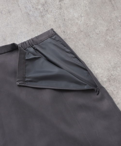 IENA（イエナ）の「キュプラフィブリルフレアスカート（スカート・レディース・チャコールグレー/ベージュ・38/36/34）」の3枚目の写真