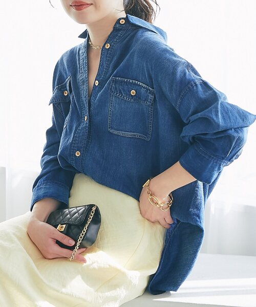 La boutique BonBon（ラブティックボンボン）の「【RISA監修・今すぐお届け！】シアーデニム3WAYシャツ（シャツ/ブラウス・レディース・グレー/ネイビー/サックスブルー・FREE）」の2枚目の写真