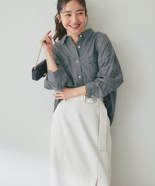 La boutique BonBon（ラブティックボンボン）の「【RISA監修・今すぐお届け！】シアーデニム3WAYシャツ（シャツ/ブラウス・レディース・グレー/ネイビー/サックスブルー・FREE）」の4枚目の写真