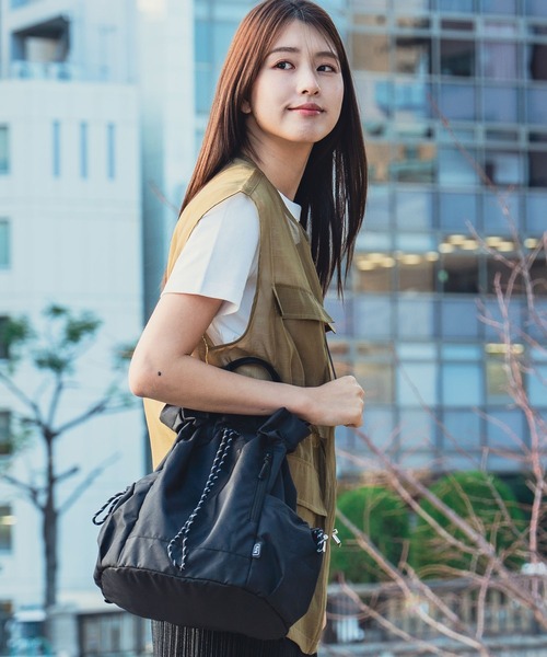 KiU（キウ）の「マルチウェイ 3WAYドローストリング リュック＆トート＆ショルダーバッグ(11L)（バックパック/リュック・レディース・アニマル/ブラック/ベージュ系その他/ブルー系その他・FREE）」の2枚目の写真