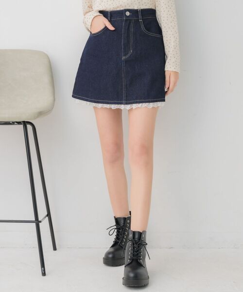 ems excite（エムズエキサイト）の「裾レースデニムミニSK（スカート・レディース・ブルー/ブラック・SMALL/MEDIUM）」の2枚目の写真