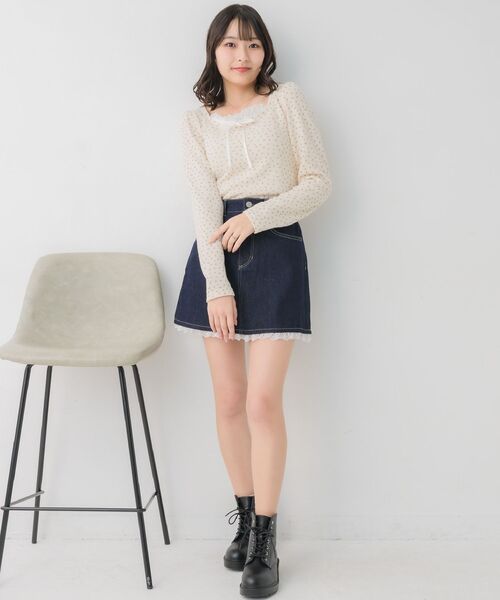 ems excite（エムズエキサイト）の「裾レースデニムミニSK（スカート・レディース・ブルー/ブラック・SMALL/MEDIUM）」の3枚目の写真