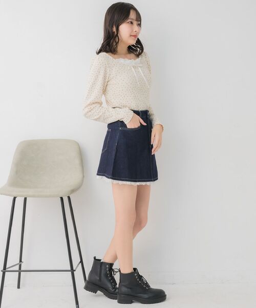 ems excite（エムズエキサイト）の「裾レースデニムミニSK（スカート・レディース・ブルー/ブラック・SMALL/MEDIUM）」の4枚目の写真