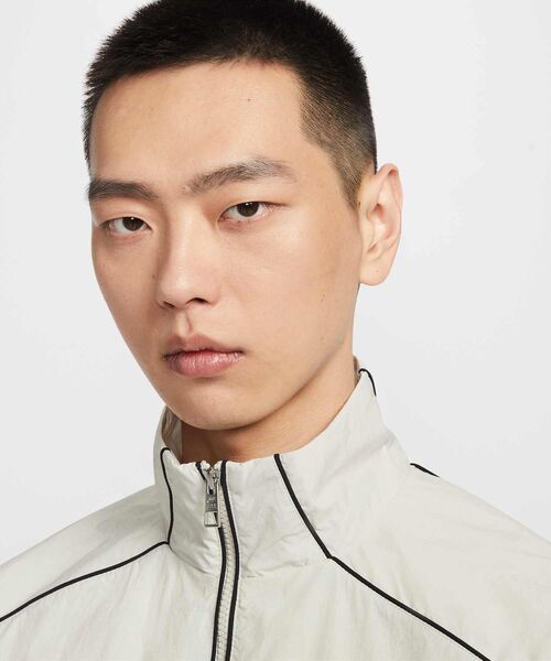 NIKE（ナイキ）の「ナイキ エア メンズ ウィンドランナー トラックジャケット / Nike Air Men's Windrunner Track Jacket IF1289-072 Light Bone（ナイロンジャケット・メンズ・オフホワイト・2XL/XL/S/M/L）」の4枚目の写真