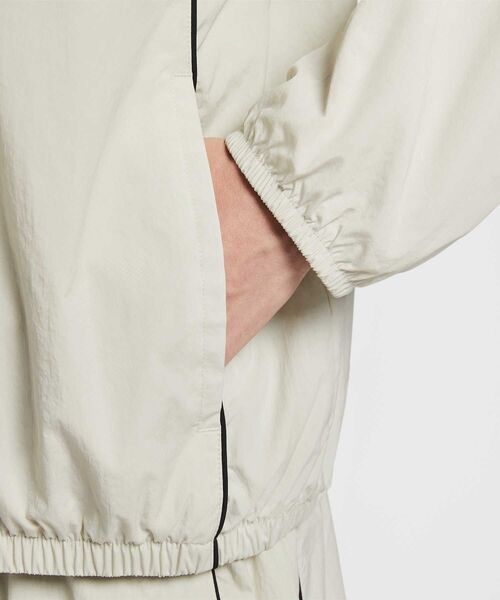 NIKE（ナイキ）の「ナイキ エア メンズ ウィンドランナー トラックジャケット / Nike Air Men's Windrunner Track Jacket IF1289-072 Light Bone（ナイロンジャケット・メンズ・オフホワイト・2XL/XL/S/M/L）」の8枚目の写真