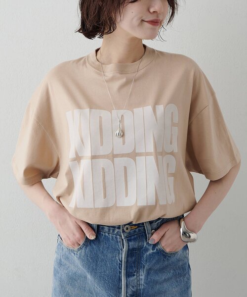 Whim Gazette（ウィムガゼット）の「KIDDINGロゴTシャツ（Tシャツ/カットソー・レディース・オフホワイト/チャコールグレー/ピンクベージュ・FREE）」の3枚目の写真