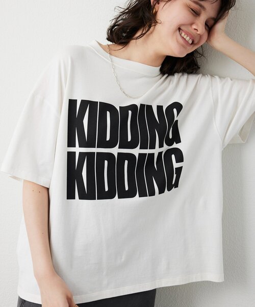 Whim Gazette(ウィムガゼット)の「KIDDINGロゴTシャツ(Tシャツ/カットソー・レディース・オフホワイト/チャコールグレー・FREE)」の6枚目の写真