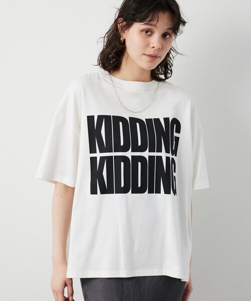 Whim Gazette(ウィムガゼット)の「KIDDINGロゴTシャツ(Tシャツ/カットソー・レディース・オフホワイト/チャコールグレー・FREE)」の3枚目の写真