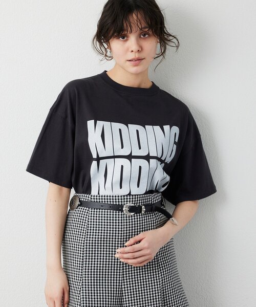 Whim Gazette(ウィムガゼット)の「KIDDINGロゴTシャツ(Tシャツ/カットソー・レディース・オフホワイト/チャコールグレー・FREE)」の19枚目の写真