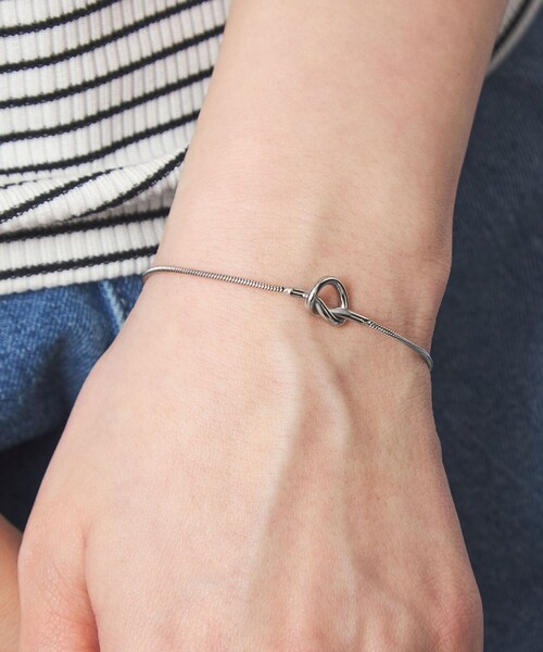 green label relaxing(グリーンレーベルリラクシング)の「knot スライド ブレスレット(ブレスレット・レディース・シルバー/ゴールド・FREE)」の2枚目の写真