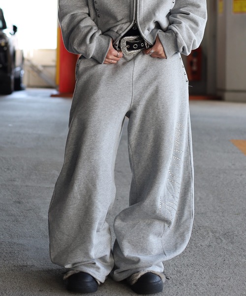 ATMARK(アットマーク)の「《2サイズ展開 / UNISEX 》ATMARK ラインストーンロゴ リベットデザインスウェットバレルパンツ セットアップ可能(スウェットパンツ・メンズ・ブラック/ブラック×ピンク/グレー/グレー×ピンク・M/L)」の3枚目の写真