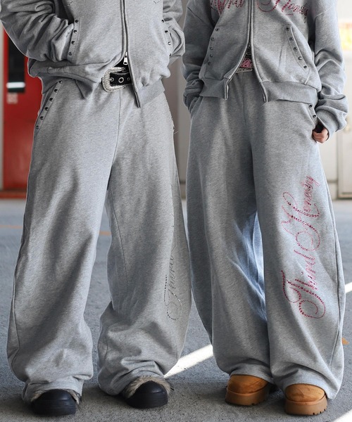 ATMARK(アットマーク)の「《2サイズ展開 / UNISEX 》ATMARK ラインストーンロゴ リベットデザインスウェットバレルパンツ セットアップ可能(スウェットパンツ・メンズ・ブラック/ブラック×ピンク/グレー/グレー×ピンク・M/L)」の4枚目の写真
