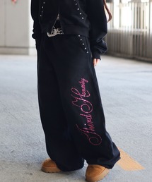ATMARK（アットマーク）の「《2サイズ展開　/　UNISEX　》ATMARK ラインストーンロゴ　リベットデザインスウェットバレルパンツ　セットアップ可能（スウェットパンツ）」