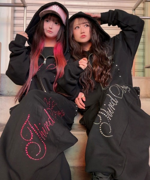 ATMARK(アットマーク)の「《2サイズ展開 / UNISEX 》ATMARK ラインストーンロゴ リベットデザインスウェットバレルパンツ セットアップ可能(スウェットパンツ・メンズ・ブラック/ブラック×ピンク/グレー/グレー×ピンク・M/L)」の2枚目の写真