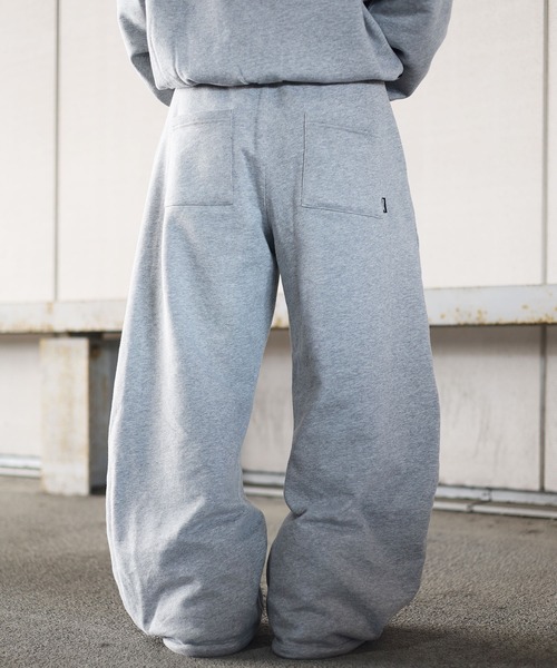 ATMARK(アットマーク)の「《2サイズ展開 / UNISEX 》ATMARK ラインストーンロゴ リベットデザインスウェットバレルパンツ セットアップ可能(スウェットパンツ・メンズ・ブラック/ブラック×ピンク/グレー/グレー×ピンク・M/L)」の5枚目の写真