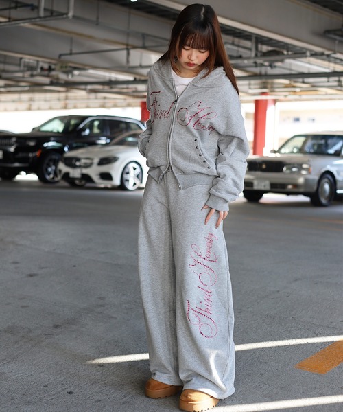 ATMARK(アットマーク)の「《2サイズ展開 / UNISEX 》ATMARK ラインストーンロゴ リベットデザインスウェットバレルパンツ セットアップ可能(スウェットパンツ・メンズ・ブラック/ブラック×ピンク/グレー/グレー×ピンク・M/L)」の6枚目の写真