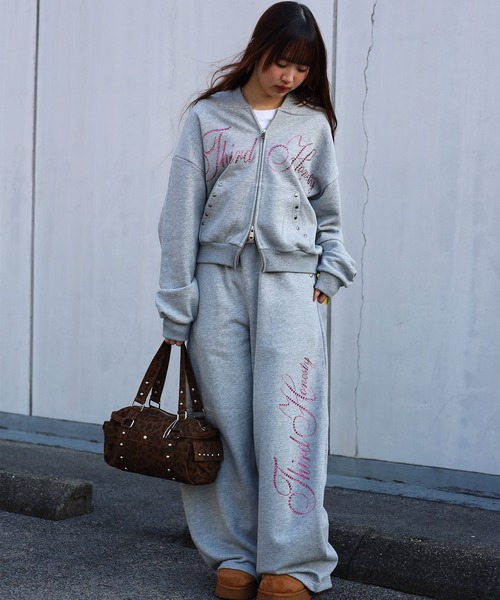 ATMARK(アットマーク)の「《2サイズ展開 / UNISEX 》ATMARK ラインストーンロゴ リベットデザインスウェットバレルパンツ セットアップ可能(スウェットパンツ・メンズ・ブラック/ブラック×ピンク/グレー/グレー×ピンク・M/L)」の7枚目の写真