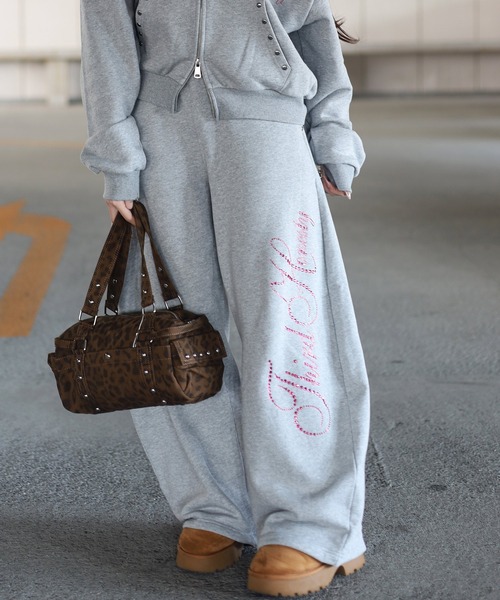 ATMARK(アットマーク)の「《2サイズ展開 / UNISEX 》ATMARK ラインストーンロゴ リベットデザインスウェットバレルパンツ セットアップ可能(スウェットパンツ・メンズ・ブラック/ブラック×ピンク/グレー/グレー×ピンク・M/L)」の8枚目の写真