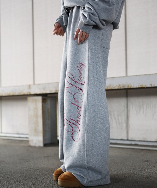 ATMARK(アットマーク)の「《2サイズ展開 / UNISEX 》ATMARK ラインストーンロゴ リベットデザインスウェットバレルパンツ セットアップ可能(スウェットパンツ・メンズ・ブラック/ブラック×ピンク/グレー/グレー×ピンク・M/L)」の9枚目の写真