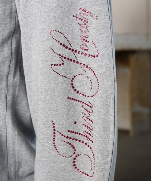 ATMARK(アットマーク)の「《2サイズ展開 / UNISEX 》ATMARK ラインストーンロゴ リベットデザインスウェットバレルパンツ セットアップ可能(スウェットパンツ・メンズ・ブラック/ブラック×ピンク/グレー/グレー×ピンク・M/L)」の13枚目の写真