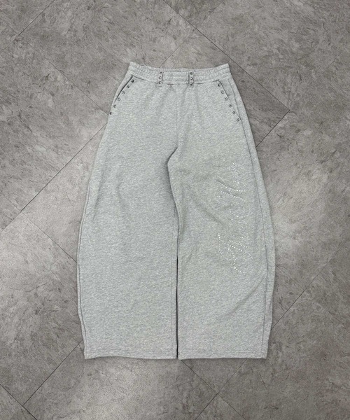 ATMARK(アットマーク)の「《2サイズ展開 / UNISEX 》ATMARK ラインストーンロゴ リベットデザインスウェットバレルパンツ セットアップ可能(スウェットパンツ・メンズ・ブラック/ブラック×ピンク/グレー/グレー×ピンク・M/L)」の17枚目の写真